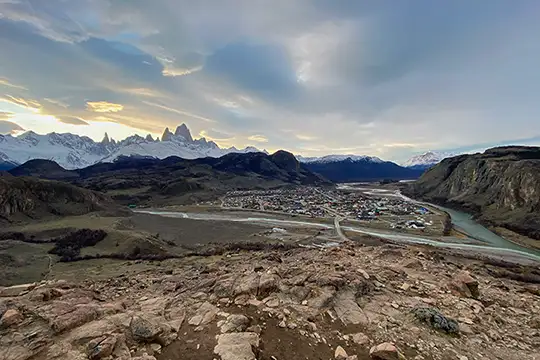 Panorámica del valle del río De las Vueltas, el pueblo de El Chaltén y los andes australes