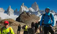 Grupo con guía de trekking en Laguna De los Tres.