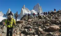 Grupo de excursionistas descendiendo de la morrena de la Laguna De los Tres.