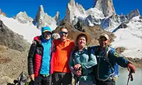 Grupo de excursionistas junto a los guías de trekking en la Laguna De los Tres.