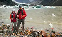 Pareja de excursionistas en la Laguna Torre.