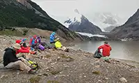 Grupo de excursionistas almorzando en la Laguna Torre.