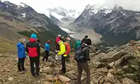 Grupo de excursionistas en el mirador de la Loma del Pliegue Tumbado.