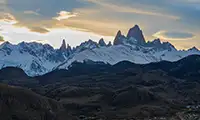 Atardecer sobre los Andes australes visto desde el Mirador Los Cóndores.