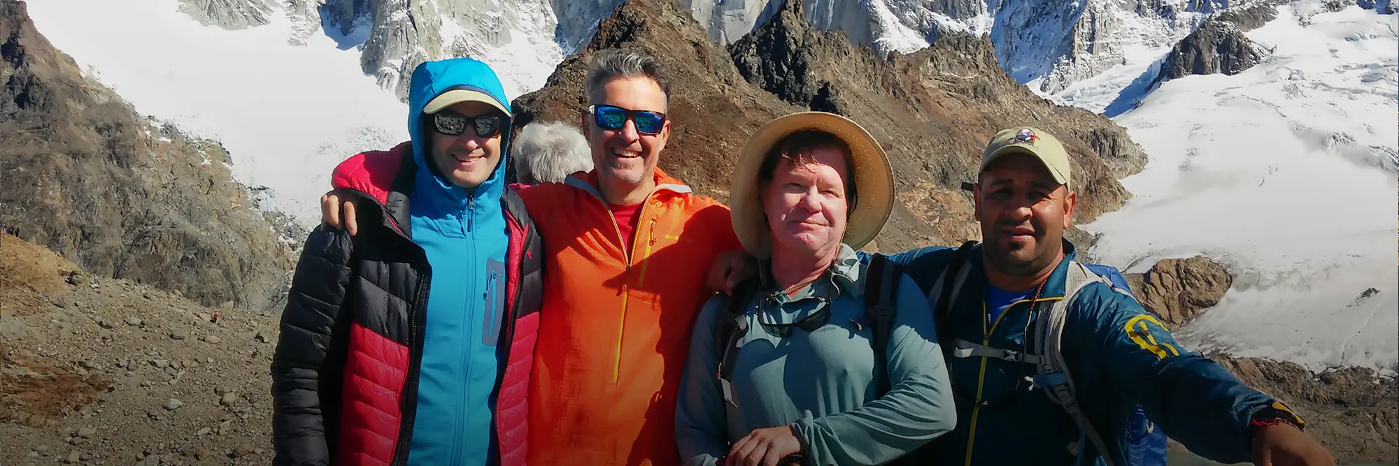 Grupo de excursionistas en Laguna de Los Tres.